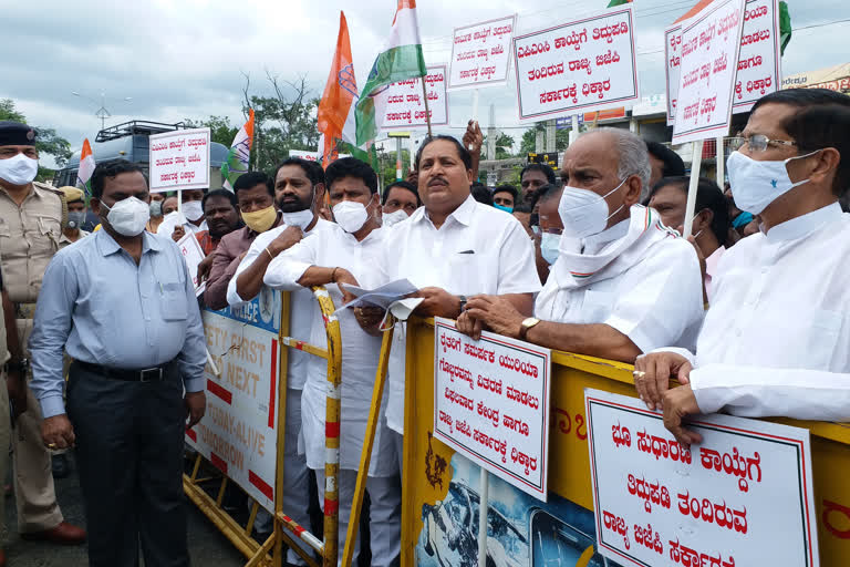 Congress Protest against APMC Act