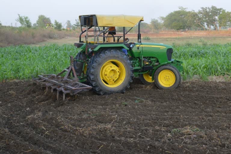 Three reasons why rising tractor sales do not reflect rural recovery  rising tractor sales  rising tractor sales in India  tractor sales in India  why rising tractor sales do not reflect rural recovery  rural recovery in india  business news  Neha Goel  டிராக்டர் பதிவு அதிகரிப்பு  டிராக்டர் விற்பனை அதிகரிப்பு  கிராமப்புற வளர்ச்சியின் அளவுகோல்