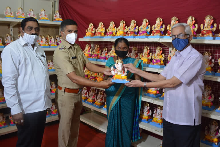 Grahak Peth distribute ganesh idols