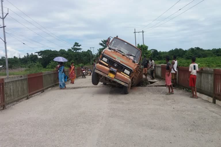 Danger Road Accident At Kumarikata Baksha