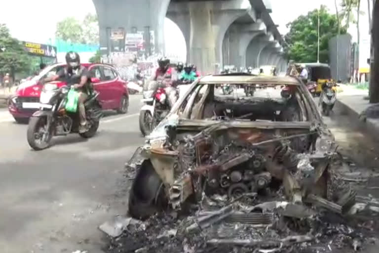 எரிந்து சேதமடைந்த கார்