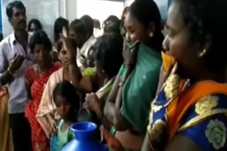 Women’s protest with empty bins to solve water problem in ananthapur