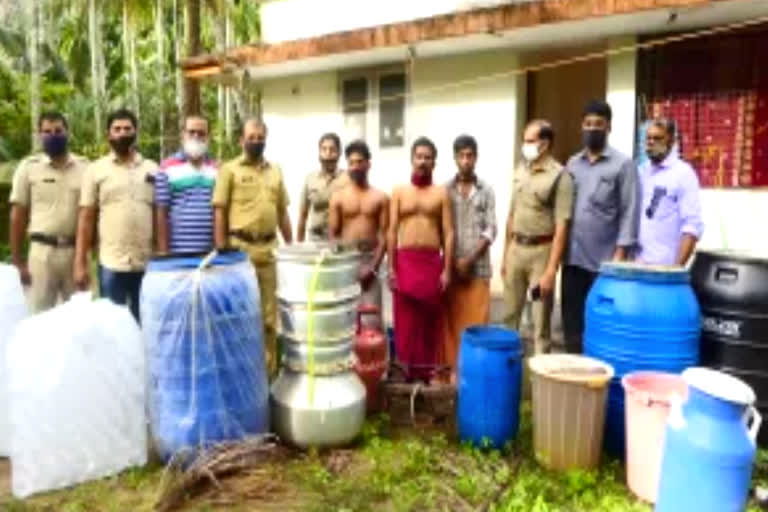 alcohol seized news  police raid news  വാറ്റ് പിടികൂടി വാര്‍ത്ത  പൊലീസ് പരിശോധന വാര്‍ത്ത