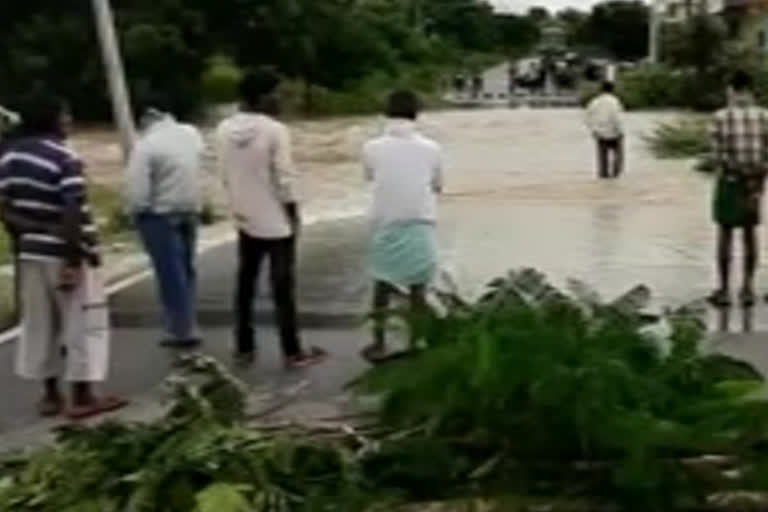 పొంగిపొర్లుతున్మ మల్లారం వాగు... ప్రధానదారి తాత్కాలిక మూసివేత