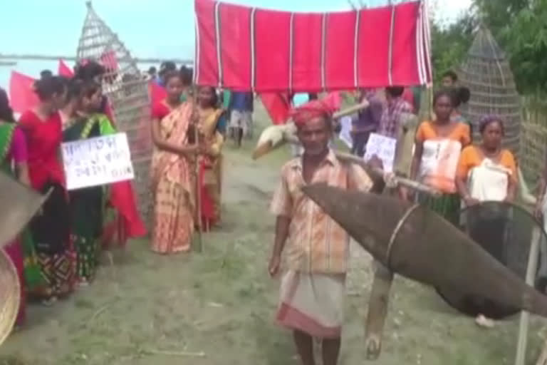 unique protest  at golaghat  aginest goverment