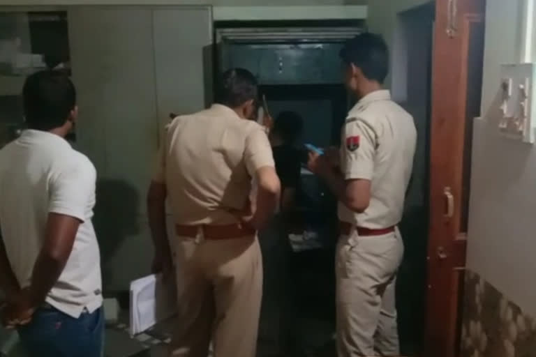 Burglary in officer's house, अधिकारी के घर में चोरी