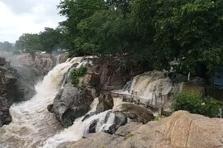 தருமபுரி மாவட்டம் ஒகேனக்கல்லுக்கு வரும் நீர்வரத்து 14 ஆயிரம் கனஅடியாக சரிந்தது.