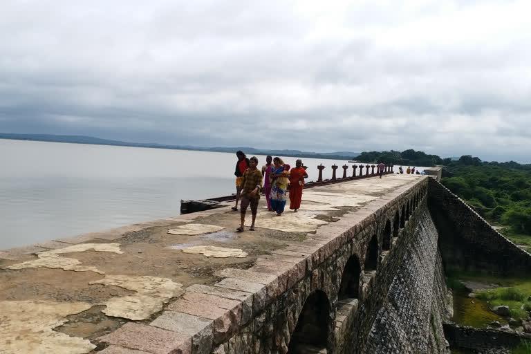 గరిష్ఠ స్థాయి నీటి మట్టానికి చేరిన పోచారం ప్రాజెక్టు