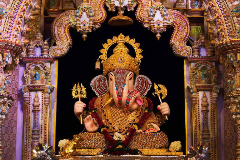 Shreemant Dagdusheth Halwai Ganpati Mandir Pune Dagdusheth Halwai Ganesh Chaturthi Bal Gangadhar Tilak Coronavirus COVID-19 Bahuli Haud புனே விநாயகர் சதுர்த்தி ஊர்வலங்கள் பால கங்கார திலகர் கரோனா வைரஸ் கோவிட்-19 ஸ்ரீமந்த் தக்துஷேத் ஹல்வாய் கணபதி கோயில்