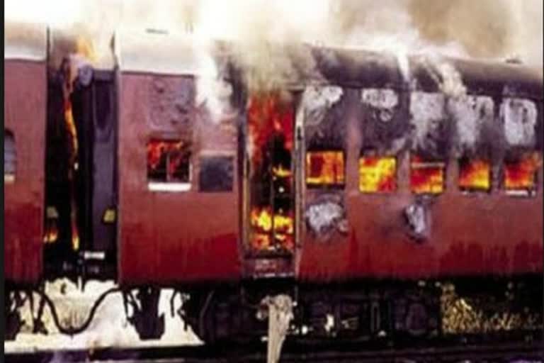 2002 Sabarmati train massacre  Gujarat High court  Yayuk Patalia  bail to Yayuk Patalia  2002 Godhra Sabarmati train massacre case  Sabarmati Express train  Farooq Bhana  Sabarmati  train  fire  convict  சபர்மதி ரயில் எரிப்பு  கோத்ரா ரயில் எரிப்பு  யாகூப் படாலியா  குஜராத் உயர் நீதிமன்றம்  ஃபரூக் பனா  2002 குஜராத் கலவரம்