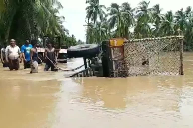 Tractor overturns for flood excavation in k.enugupalli east godavari district