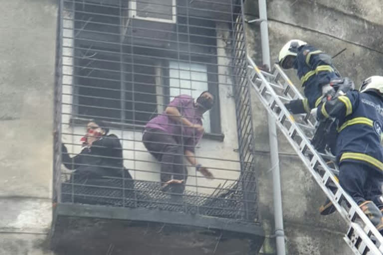 Fire breaks out in commercial building in Mumbai, some people trapped