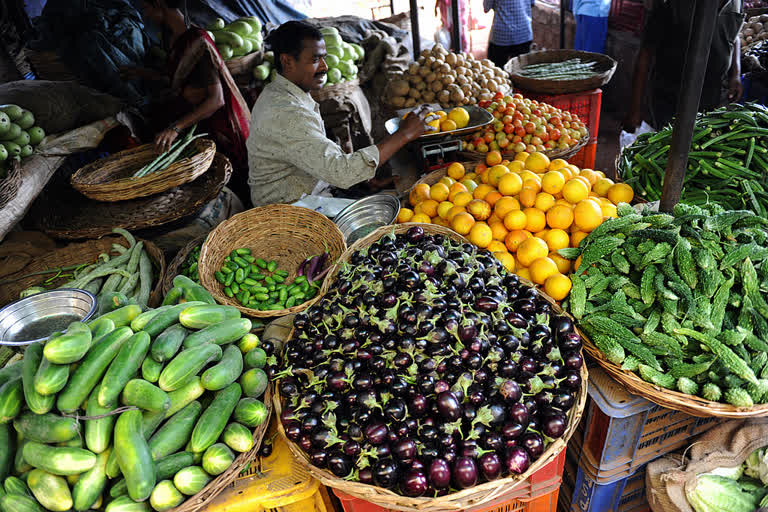 बरसात के मौसम में लगी सब्जियों की कीमतों में आग