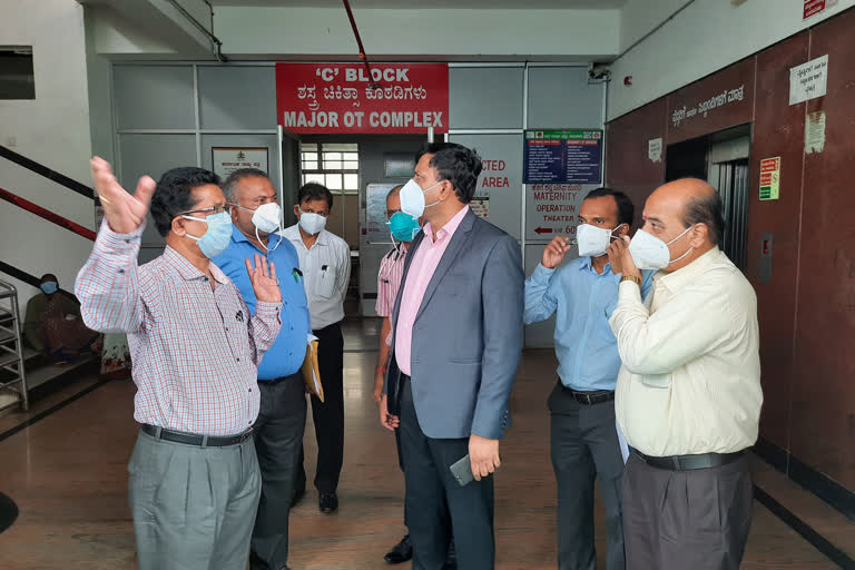 District Collector R. Venkatesha Kumar  visits Covid hospitals