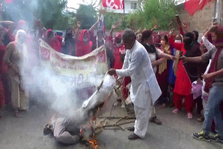 Asha workers burnt effigy of CM Manohar Lal in Hisar