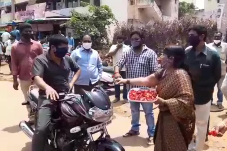 Innovative protest by women to stop liquor sales in nellore