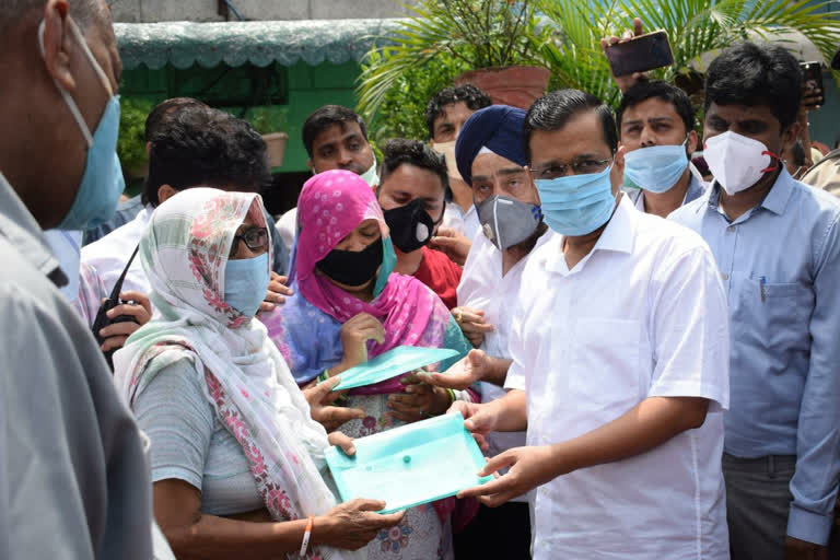 cm kejriwal handovers a cheque of 1 crore to the family of raju