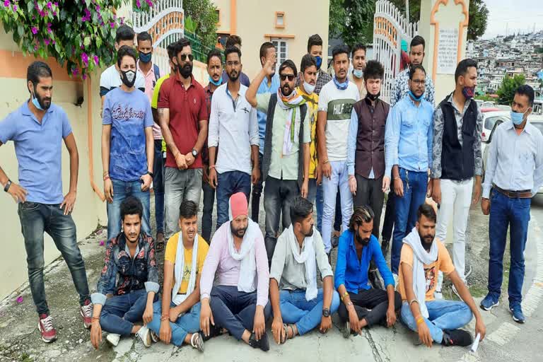 youth-congress-protests-against-telecom-companies-in-pithoragarh