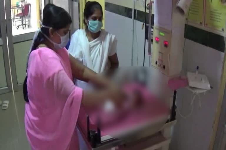 newborn girl found in bushes,  newborn girl found in bushes in pratapgarh,  newborn girl