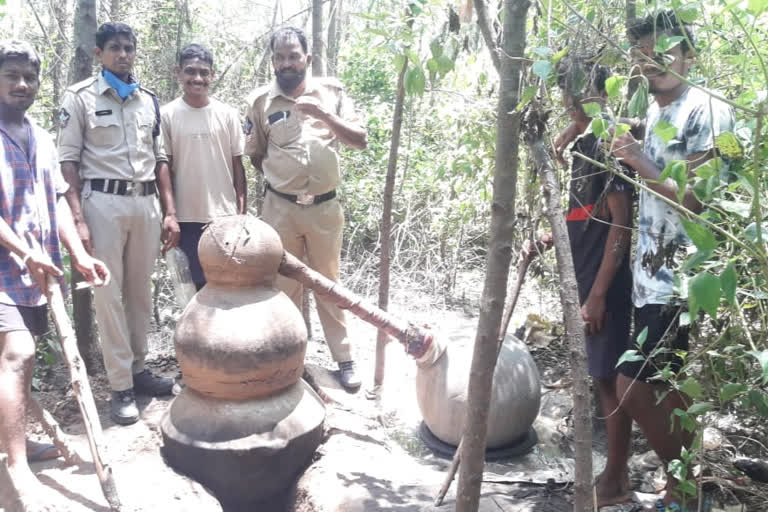 seb officials seazed local liquor in ananthapur