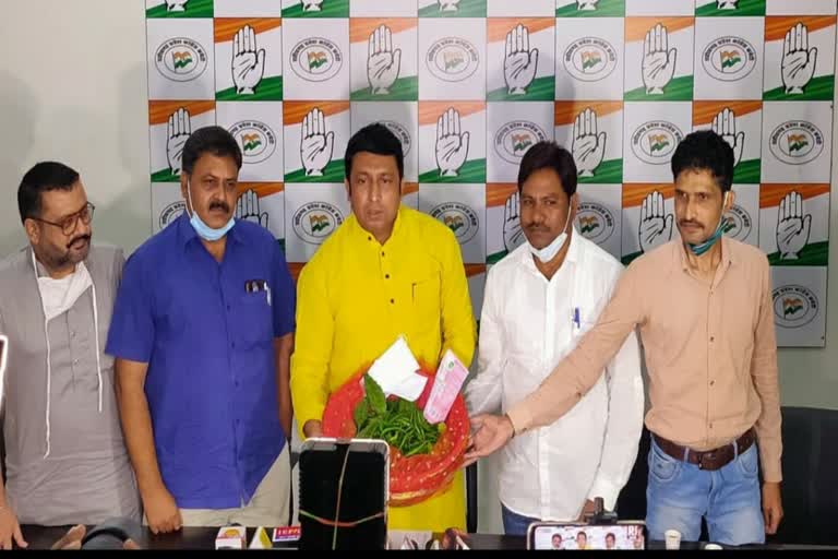 chhattisgarh-congress-sends-bitter-gourd-to-ajay-chandrakar