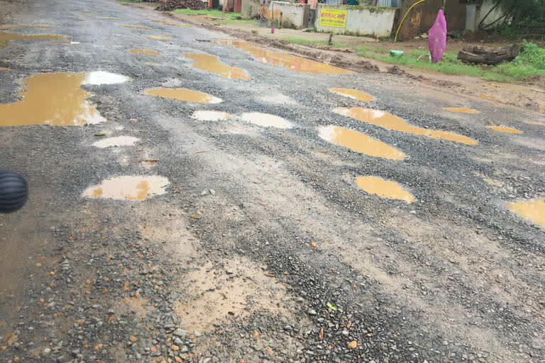 people-are-troubled-due-to-shabby-roads-of-sarngarh-at-raigarh