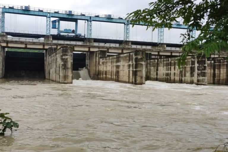 water-is-being-released-after-increasing-level-of-barrage-at-rajnandgaon