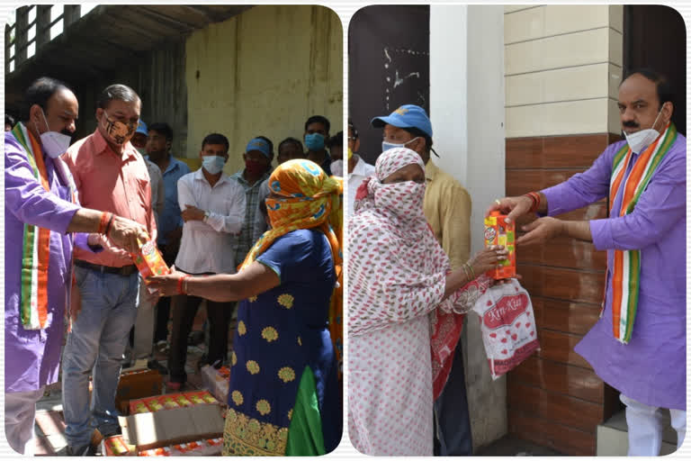 former mayor bipin bihari singh distributed juice to sanitation workers