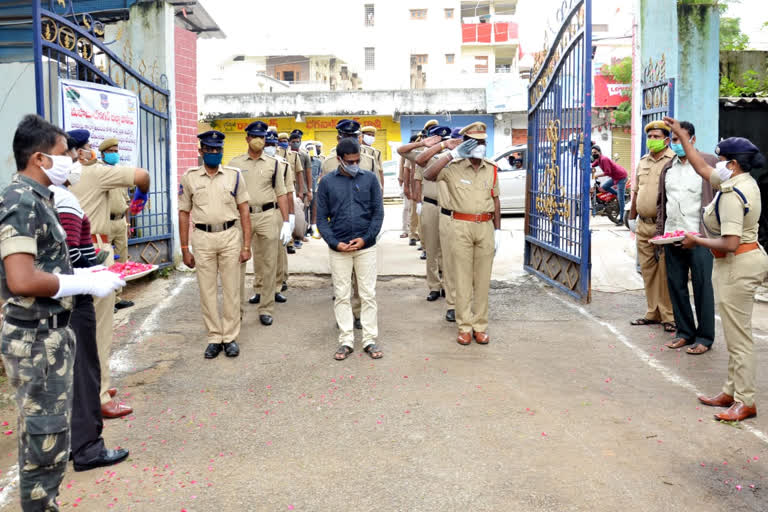 mahabubnagar-sp-welcome-to-corona-warriors-with-flowers