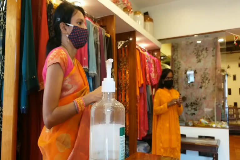 women-arriving-to-buy-clothes-in-boutiques-in-raipur