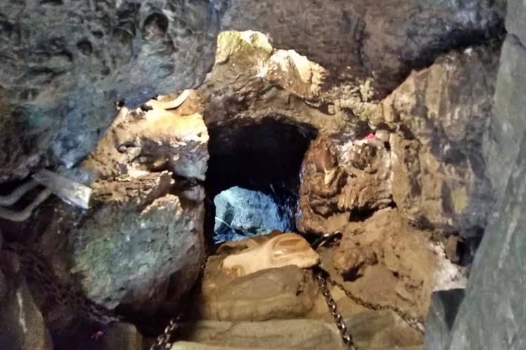 A sneak peek into the ancient Patal Bhuvneshwar cave