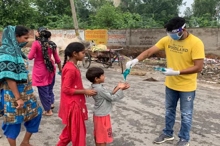 Mountaineer Varun Mehta distributed masks and Albendazole tablets to needy children in bhiwani