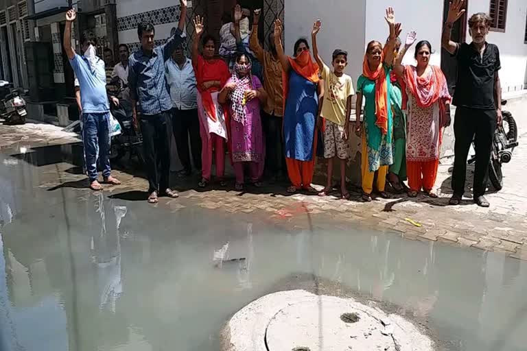 bhiwani ward 8 residents protest to fix sewer line