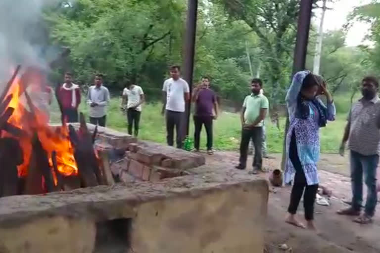 Daughter cremated father's funeral in ashoknagar