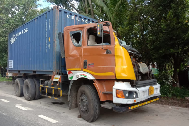 കണ്ടെയ്‌നർ ലോറി  ആലപ്പുഴ അപകടം  തോട്ടപ്പള്ളി  container lorry accident  alappuzha accident  thottappally