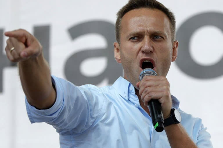 putin critic alexei Navalny arrives in Germany for treatment