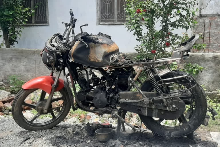 bike burned by unknown persons in guntur dst duggirala