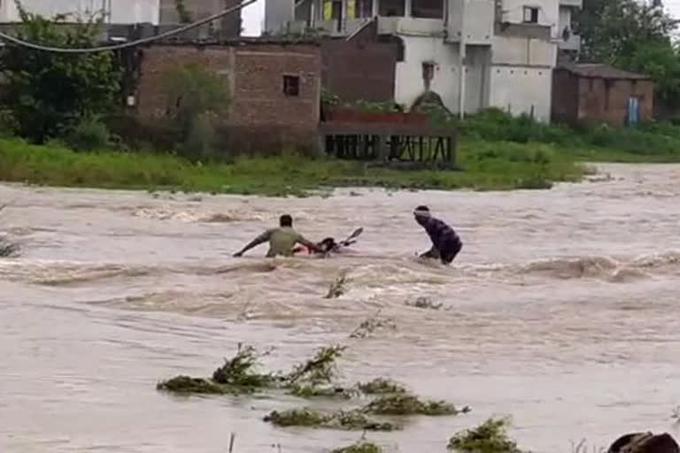 a-youth-was-swept-with-a-bike-while-crossing-the-culvert