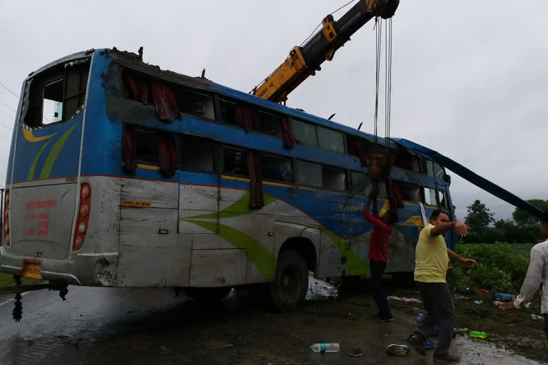 bus overturned  Kaytha police station  Etawah  Labourers  Killed  Madhya Pradesh  Kaytha  Ujjain  മധ്യപ്രദേശില്‍ ബസ് മറിഞ്ഞ് രണ്ട് മരണം  മധ്യപ്രദേശ്  അപകടം  ബസ് അപകടം