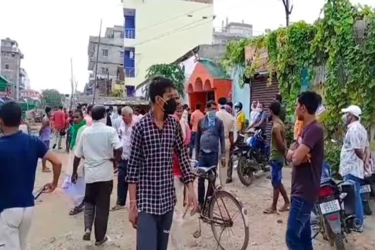 Bike rider criminals firing at the property dealer office in Beur