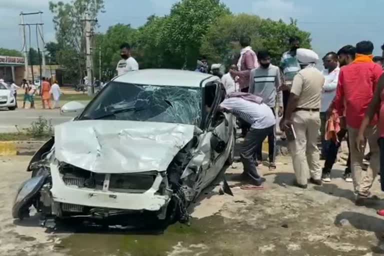 Two cars collided in Fatehabad