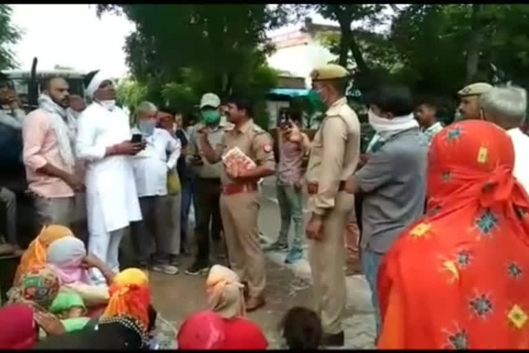 Farmers protest at Kavi Nagar police station in ghaziabad