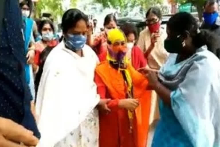 bjp mahila morcha protested at bharosa kendram in hyderabad