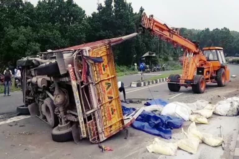 two died in road accident in Chuttu Palu valley,  accident in Chuttu Palu valley of Ramgarh,  road accident in Chuttu Palu valley,  रामगढ़ के चुटूपालू घाटी में भीषण सड़क हादसा, एक मोटरसाइकिल और ट्रक को अज्ञात ट्रक ने मारी टक्कर, रामगढ़ में सड़क हादसे में 2 की मौत