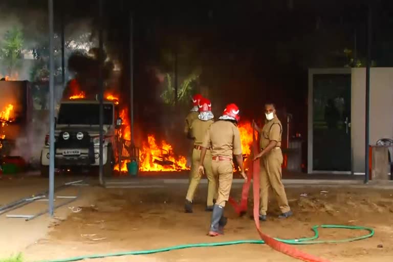 fire broke out  Kodungallur  godown  കൊടുങ്ങല്ലൂര്‍  ഫ്രൂട്ട്സ് ഗോഡൗണിൽ തീ പിടിത്തം  തൃശൂര്‍