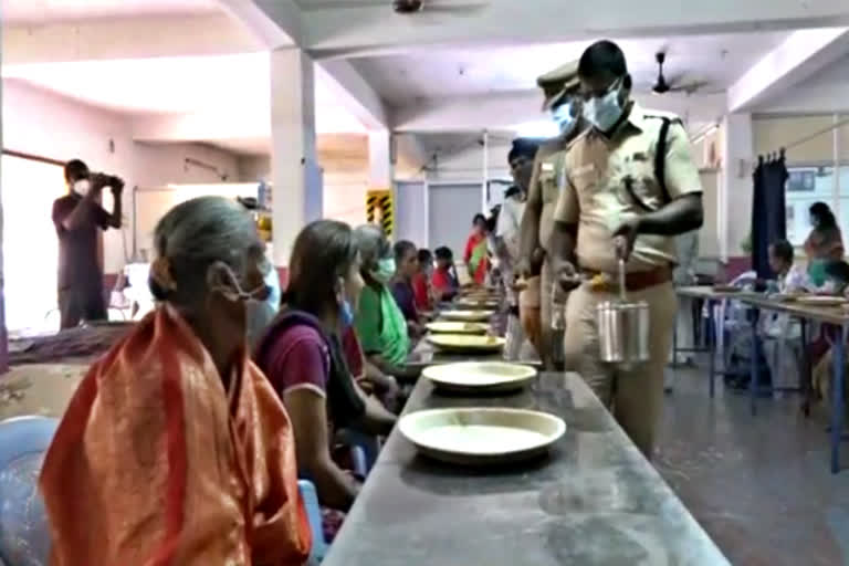 ஆதரவற்ற முதியோர்களுக்கு உணவு வழங்கிய பரங்கிமலை துணை ஆணையர்!