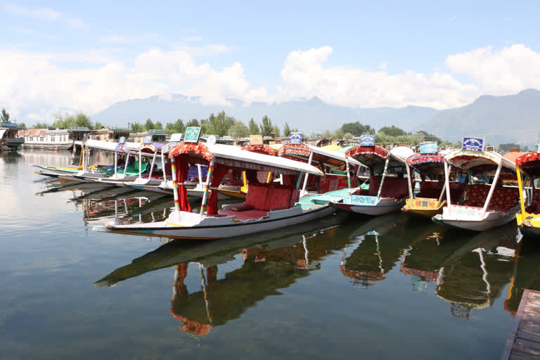 J-K lakes authority procures indigenous high-tech equipment to clean Dal Lake