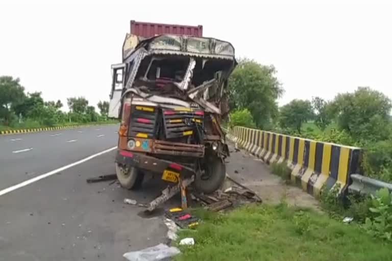 यमुना एक्सप्रेस-वे पर सड़क हादसा.