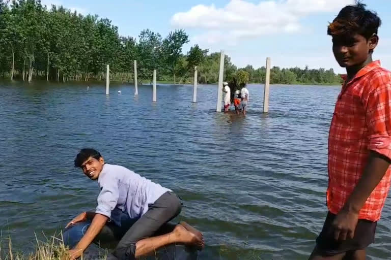 people river crosses with help of tube in moradabad