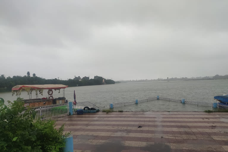 After the rain, the water level of the city's ponds increased